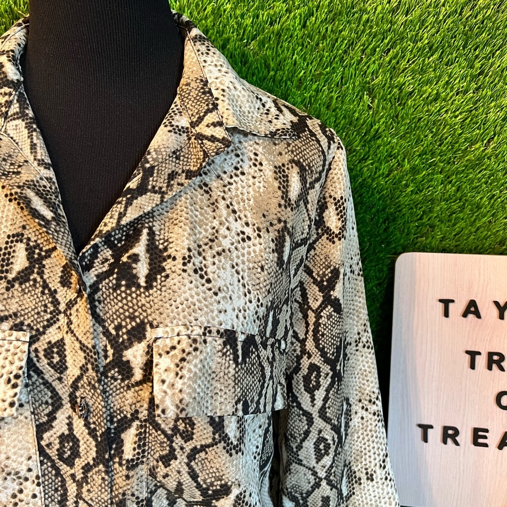 👚Snakeskin button up - Picture 3 of 4